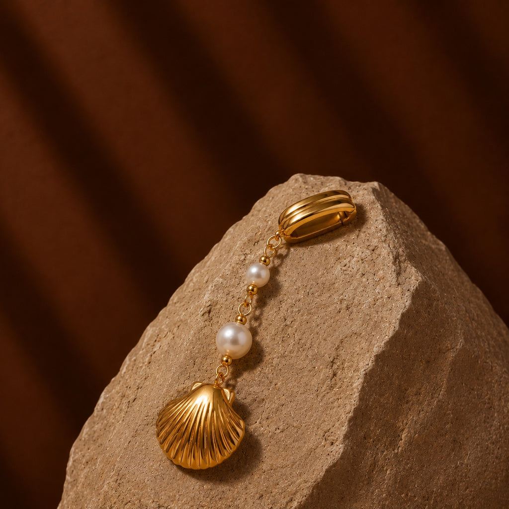 Pearl shell charm - 18k gold plated